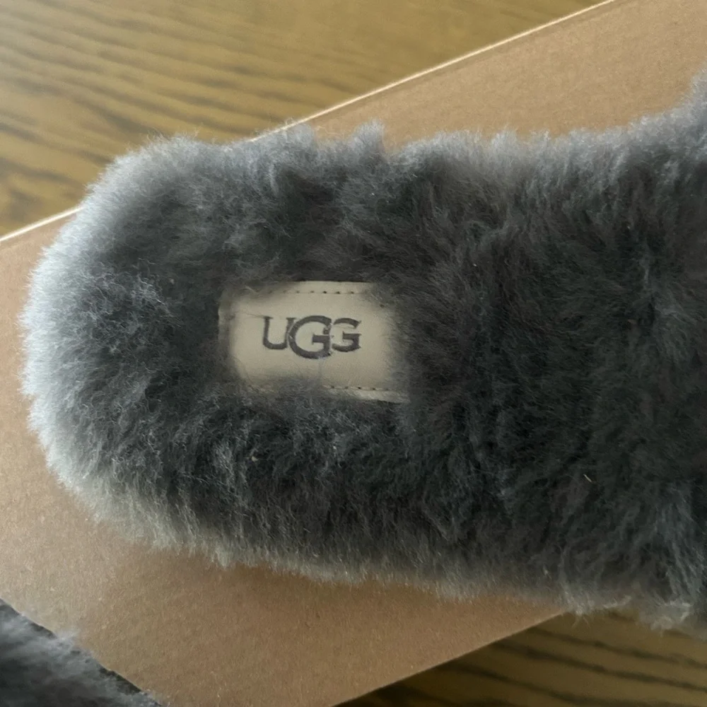 New authentic UGG fluff slippers II. Sz 9 - Picture 2 of 10